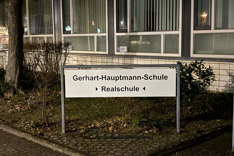 Neues Schulschild der Gerhart-Hauptmann-Realschule