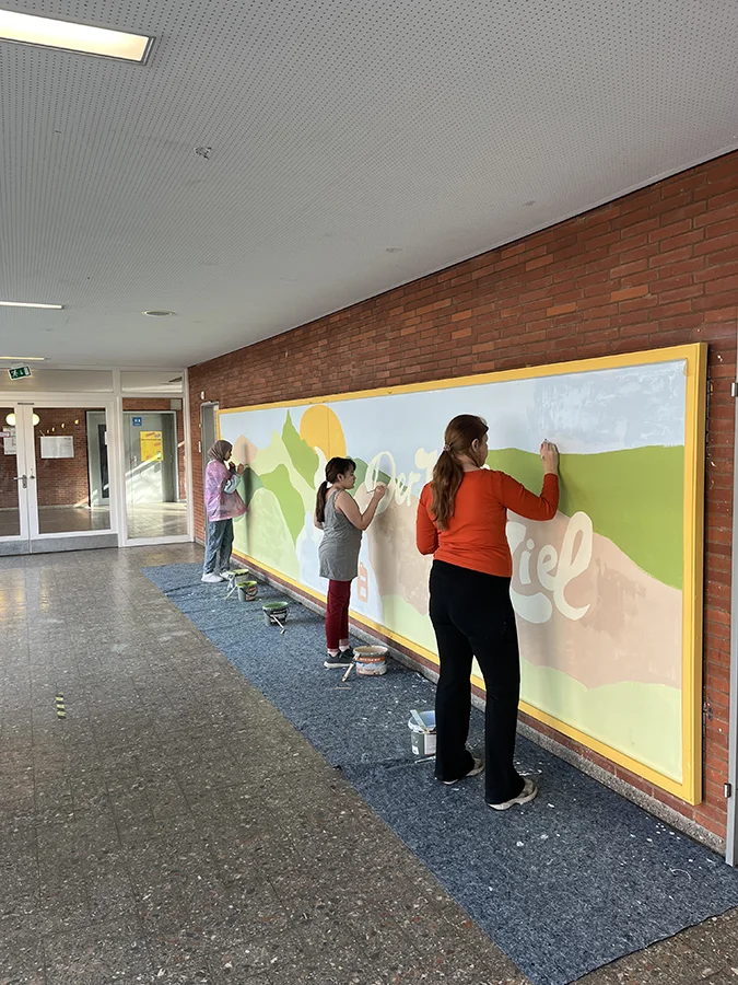 Großes Wandbild wird gemalt